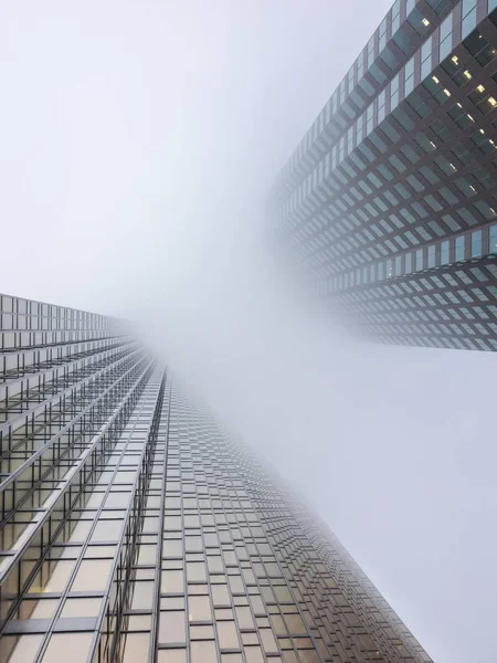 Rascacielos de negocios en la niebla —  Fotos de Stock