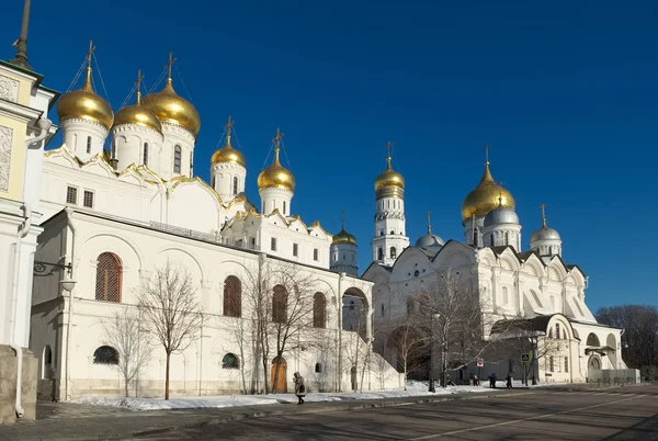 View of the Cathedral of the Annunciation (1484-1489) and the Cathedral of St. Arhistratiga Michael (Cathedral of the Archangel, 15051508)  Moscow Kremlin — Stock Photo, Image