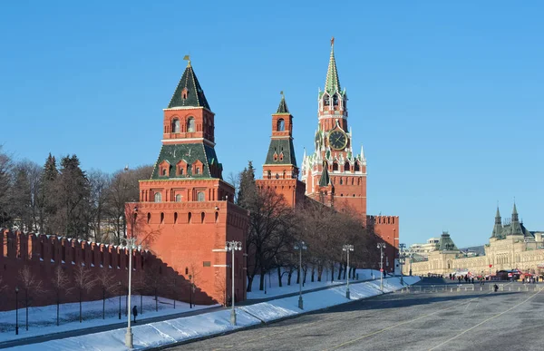 Moscow, Vasilyevsky Descent, view of the towers of the Kremlin — Stock Photo, Image