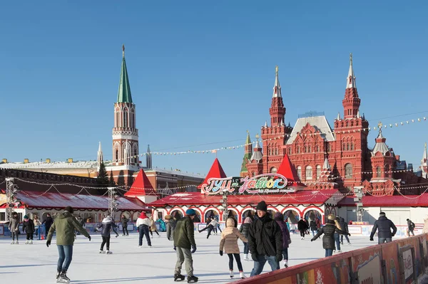 Eislaufbahn auf dem Roten Platz in der Nähe des Moskauer Kremls in der Innenstadt — Stockfoto