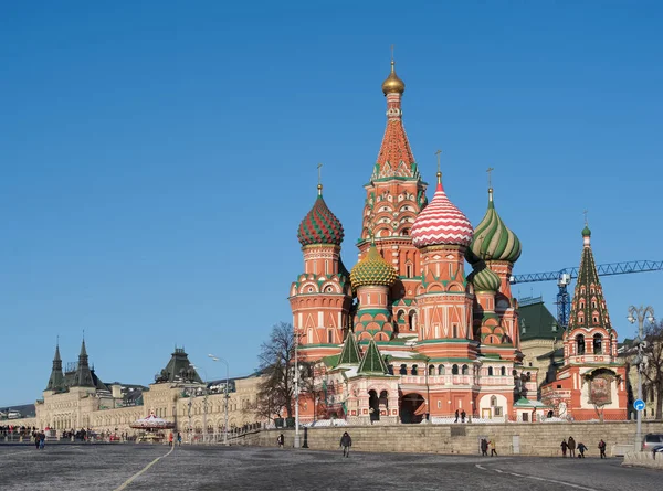 Rode plein, een beeld van St.-Basiliuskathedraal van Vasilevski afkomst — Stockfoto
