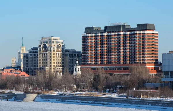 Vista del "Hotel Presidente" en el centro, terraplén de Crimea y parque "Muzeon", edificios residenciales y de oficinas — Foto de Stock