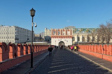 Köprü Troitsky, görünüm Kutafia Kulesi'ne