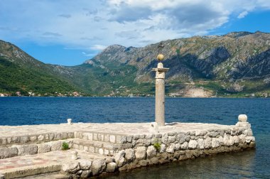 Taş ayağı üzerinde yapay ada Our Lady kayaların