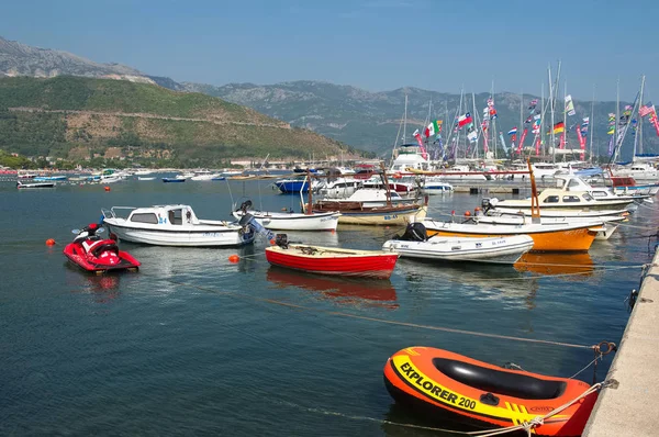 Muelle para yates de vela y barcos frente a la costa de Budva — Foto de Stock