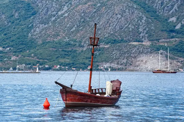 Eski bir gemi şeklinde zevk tekne — Stok fotoğraf