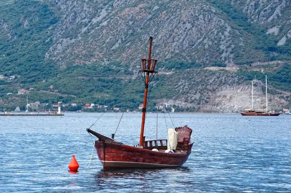 Pleasure boat in the form of an old ship — Stock Photo, Image