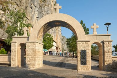 Ana kapıya Ostrog Manastırı