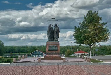 Kolomna Kremlin 'deki Katedral Meydanı, Kirill ve Meth anıtı.