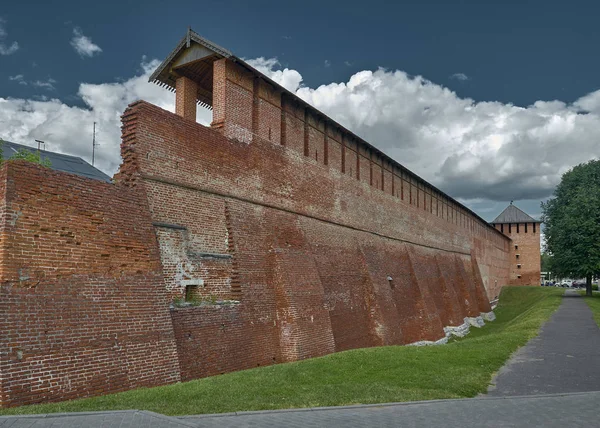 Kolomna, a fragment of the ancient brick fortification wall of t — Stock Photo, Image