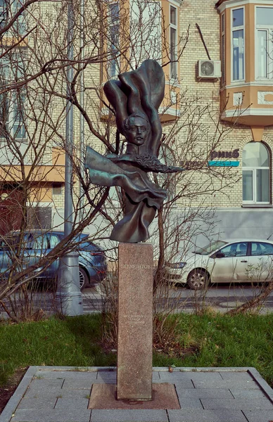 Monumento al poeta ruso y prosaico Mijaíl Yuryevich Lermontov —  Fotos de Stock