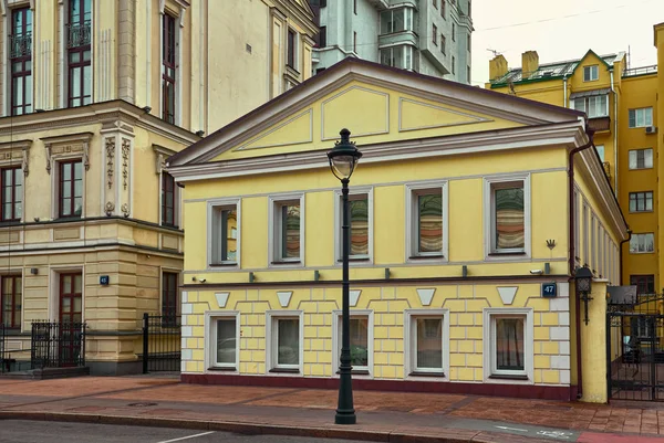 Blick auf ein kleines zweistöckiges Haus aus dem Jahr 1820, bolshaya nikitsk — Stockfoto