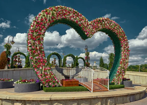 Вид на цветочную арку в виде сердца и примирения Стоковая Картинка