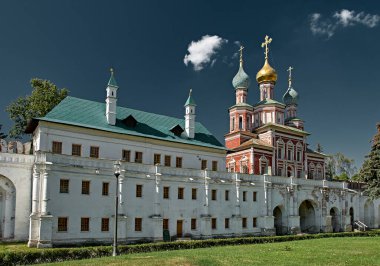 Novodevichy Manastırı, 1683-1688 yılları arasında inşa edilen Mariinsky Odaları ve Pokrovskaya Kilisesi manzarası.