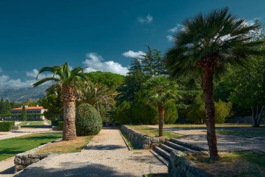 Przno, Karadağ - 12 Ağustos 2017: Karadağ 'ın Adriyatik Denizi kıyısındaki Milocer Park ve Villa Milocer manzarası