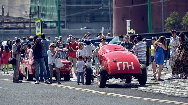 Moscú Rusia Julio 2014 Los Espectadores Ven Los Coches Antiguos — Foto de Stock