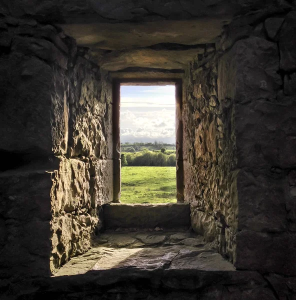 Olhando através de uma janela do castelo — Fotografia de Stock