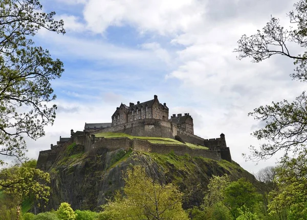 Edinburgh Castle bir büyük kayanın uçurumun üzerinde