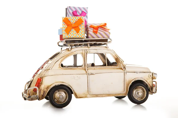 Ретро іграшковий автомобіль з різдвяним подарунком — стокове фото