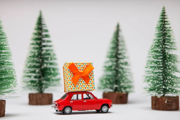 Miniatyr röd bil med gåva — Stockfoto