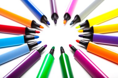 Daire beyaz arka plan üzerinde renkli işaretleyicileri