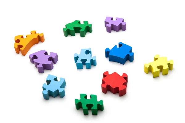 Bunte Puzzleteile auf weißem Hintergrund. Holzpuzzle — Stockfoto