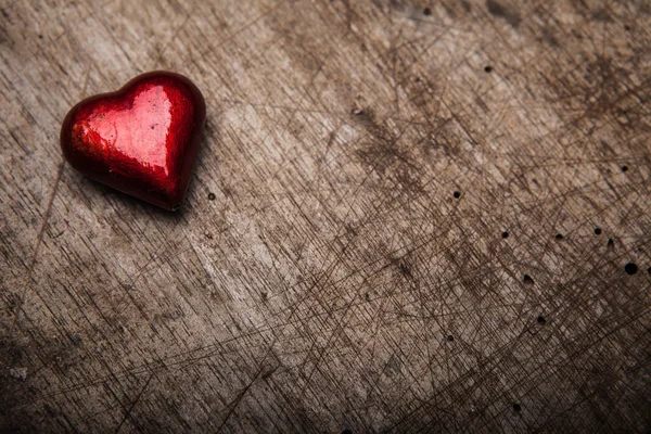 Walentynki czerwone serce na starym drewnie. Karta święta z kopią Sp — Zdjęcie stockowe