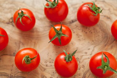 Ahşap arka plan üzerinde taze kiraz domates. Kopya ile Üstten Görünüm