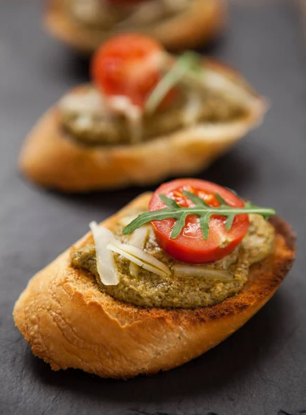 Färsk hemmagjord antipasto Bruschetta — Stockfoto