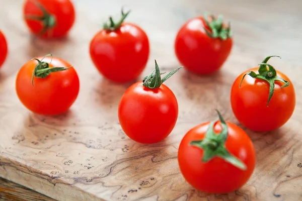 Tomates cereja frescos em um fundo de madeira. Vista superior com cópia — Fotografia de Stock