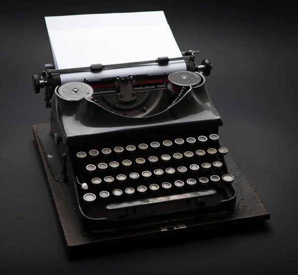 Античная пишущая машинка. Винтажная пишущая машинка черного цвета — стоковое фото