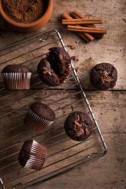 Eski rustik ahşap masa üzerinde çikolatalı kek