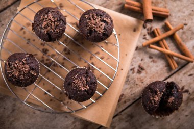 Eski rustik ahşap masa üzerinde çikolatalı kek