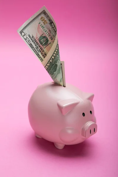 Piggy Bank y dinero sobre fondo rosa pastel —  Fotos de Stock