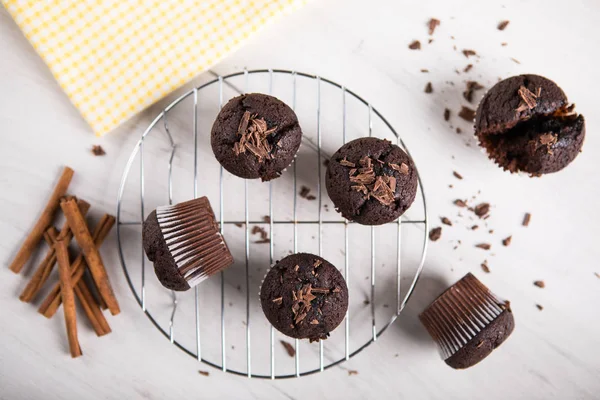 Schokoladenmuffins auf weißem Holztisch. — Stockfoto