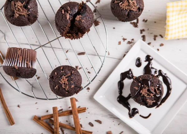 Schokoladenmuffins auf weißem Holztisch. — Stockfoto