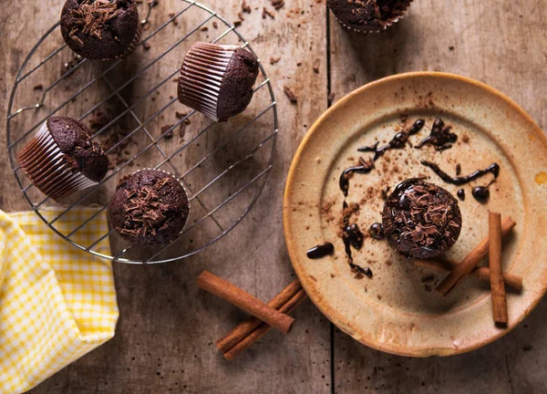 Schokoladenmuffins auf altem rustikalen Holztisch — Stockfoto