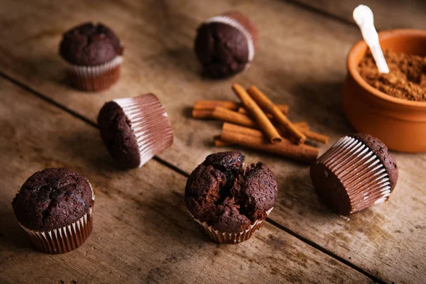 Schokoladenmuffins auf altem rustikalen Holztisch — Stockfoto