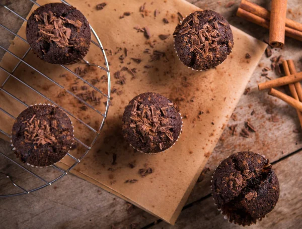 Hausgemachte Schokoladenmuffins auf altem rustikalen Holztisch. — Stockfoto