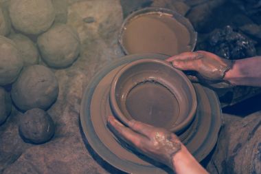 Usta sanatçı yapma el sanatları, seramik, heykeltıraş üzerinden taze ıslak 