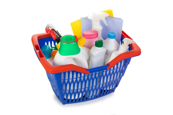 Shopping keranjang dengan botol deterjen dan kimia membersihkan sup — Stok Foto