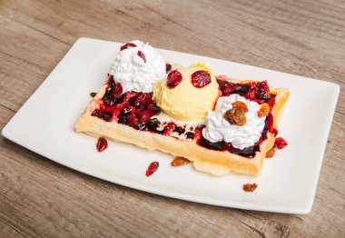 Geleneksel Belçika waffle dondurma ve meyve meyve sosu ile