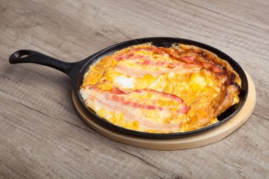 Kızarmış domuz pastırması ile pişmiş yumurta