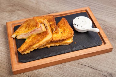 Kahvaltı tost sandviç sosis ve peynir ile