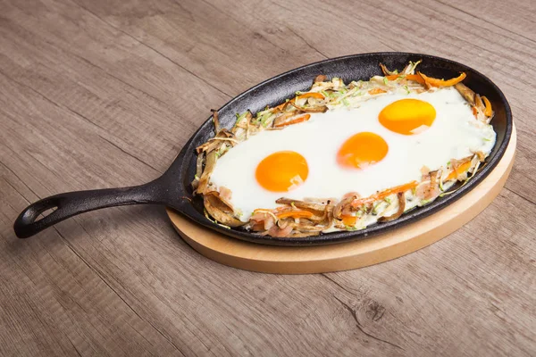 Desayuno tradicional saludable - Huevos fritos con verduras en pa — Foto de Stock