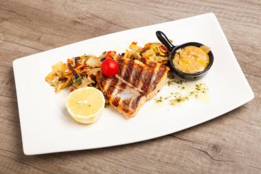 salata ve baharat beyaz tabakta ile sazan balığı fileto ızgara