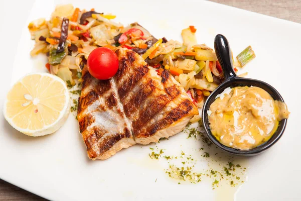 Salata ile ızgara sazan balığı fileto, kapatın ve bir whit baharat