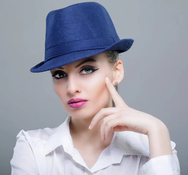 Närbild skönhet porträtt av en ung sensuell modell med en blå mod — Stockfoto