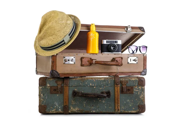 Ретро валіза мандрівника з капелюхом, камерою, солоним кремом і — стокове фото