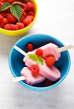 Ahududu Ice cream dondurmayı mavi kase.